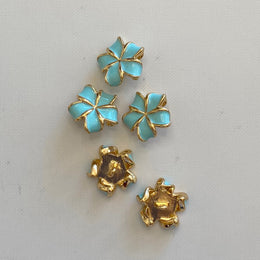 Botón Flor Turquesa/Dorado 4 Unidades