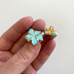 Botón Flor Turquesa/Dorado 4 Unidades